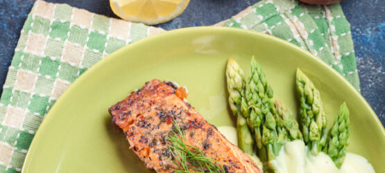 Wild Alaska Salmon With Asparagus And Hollandaise Sauce